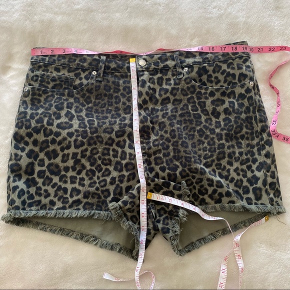 Good American Leopard The Cut-Offs Denim Shorts - Picture 10 of 10